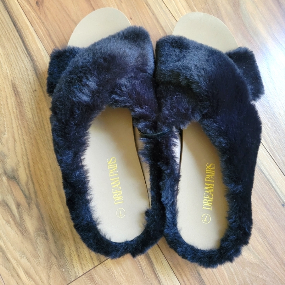 Nwot dreampairs black faux fur sandals/ slippers